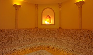 Stimmungsvoll erleuchtetes Dampfbad