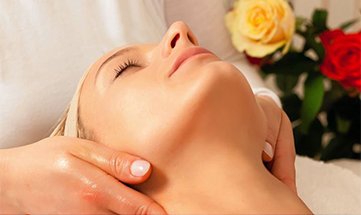 Frau erhält Gesichtsbehandlung