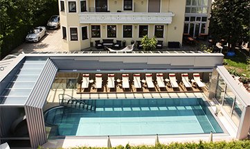 Offenes Hallenbad an sonnigem Tag