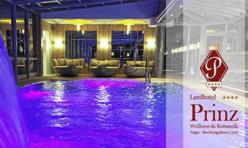 Beleuchteter Pool am Abend