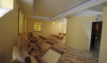 Zahlreiche Liegen im Ruheraum