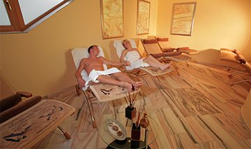 Paar erholt sich auf Liegen im Ruheraum