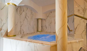 Whirlpool umgeben von zwei Marmorsäulen