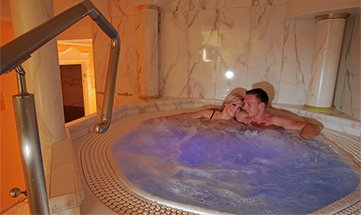 Paar badet im Whirlpool