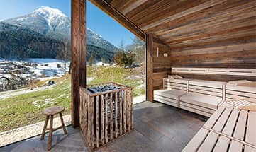 Außensauna im Frühling/Sommer mit Blick auf Berge