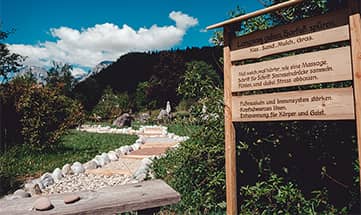 Ein Schild am Barfusspfad dass den Weg beschreibt