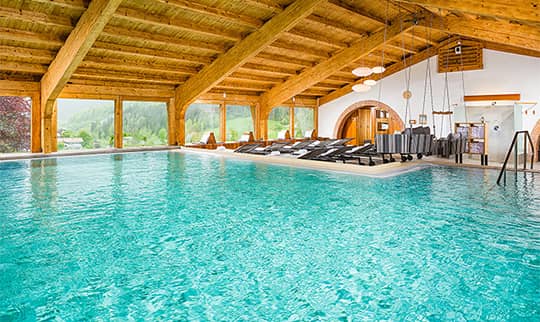 Großes Hallenbad unter Holzdecke