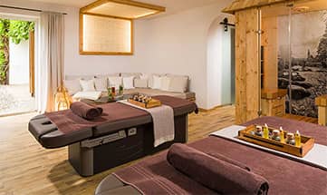 Massageliegen in einem Raum für Wellnessanwendungen