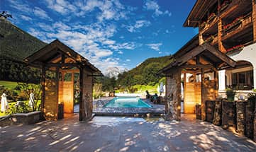 Blick auf den Außenpool vor blauem Himmel