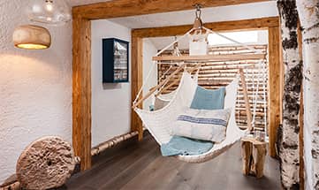 Eine große Schwebeliege in einem Ruheraum