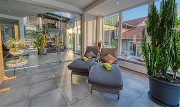 Liegen vor großer Glasfassade im Ruheraum