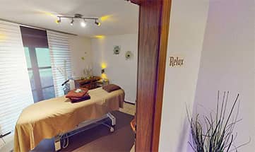 Liege im Anwendungsraum für Wellnessanwendungen