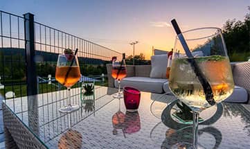 Zwei Cocktails bei Sonnenuntergang