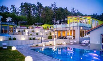 Blick auf den Pool am Abend