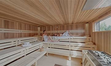 Ein paar erlebt einen Saunagang