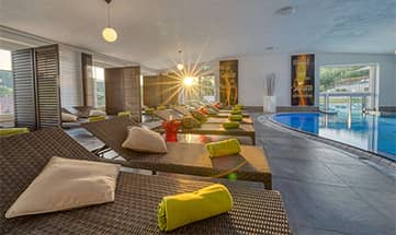 Liegen mit Handtüchern neben dem Hallenbad