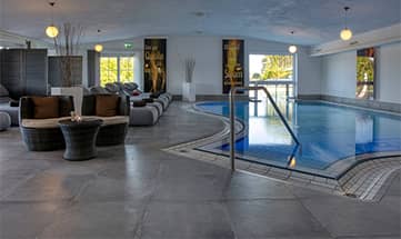 Liegen beim Hallenbad