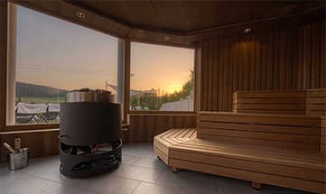 Blick auf den Sonnenuntergang aus der Sauna heraus