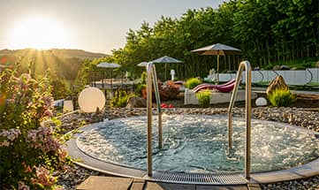 Whirpool im Garten bei Sonnenaufgang