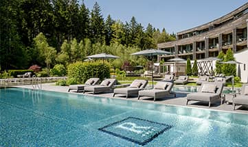 Außenpool und Liegen bei Sonnenschein