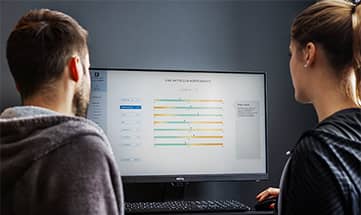 Paar sieht sich gemeinsam die Ergebnisse vom Körperscan an