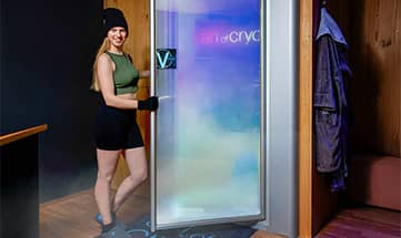 Frau tritt in Raum zur Kryotherapie ein