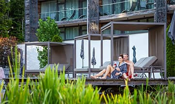 Paar entspannt gemeinsam im Wellnessgarten