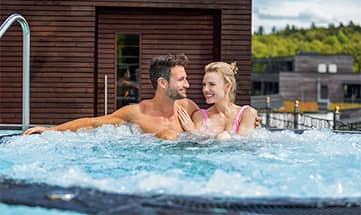 Paar badet gemeinsam im Whirlpool