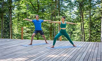 Paar macht gemeinsam Fitnessübungen draußen