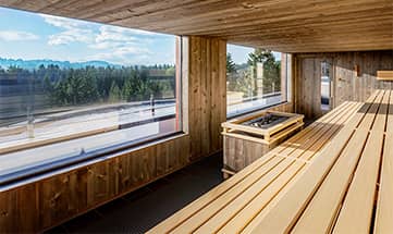 Sauna mit großer Glasfassade und Ausblicke in die Natur