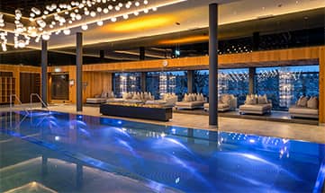 Beleuchteter Indoor Pool am Abend