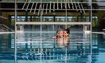 Paar schwimmt im Außenpool