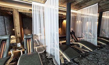 Schwarze gepolsterte Ruheliegen