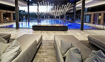 Liegen neben dem Indoor Pool