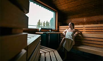 Frau genießt einen Saunagang in der Blockhaussauna