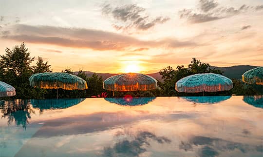 Großer Skypool bei Sonnenuntergang