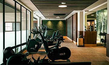 Sportgeräte im Fitnessareal