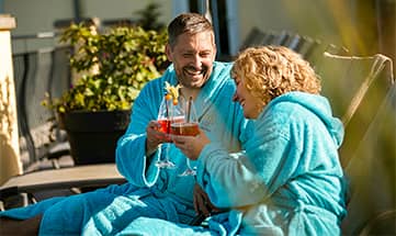 Paar stößt mit Cocktails an