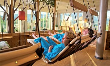 Paar auf Schwebeliegen im Ruheraum Horizont