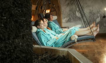 Frauen entspannen im Ruheraum Sole