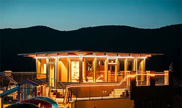 Beleuchtetes Skyloft am Abend