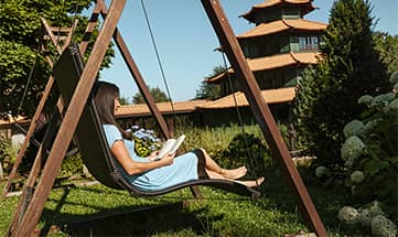 Frau entspannt im Garten