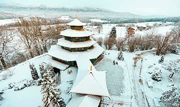 Die Wellnesspagode in einer Luftaufnahme im Winter