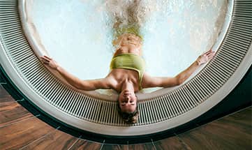 Frau entspannt im Whirlpool