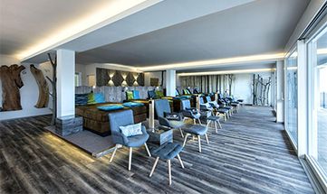 Zahlreiche Sessel im Panorama Ruheraum