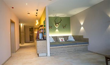 Helle Beleuchtung im Saunabereich