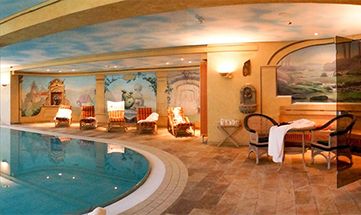 Sitzgelegenheiten und Liegen nahe dem Pool