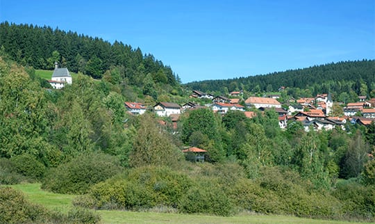 Hotelgebäude umgeben von Natur