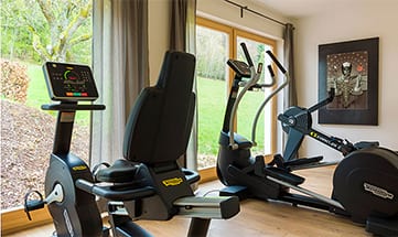 Trainingsgeräte im Fitnessraum