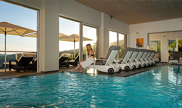 Frau neben dem Indoor Pool